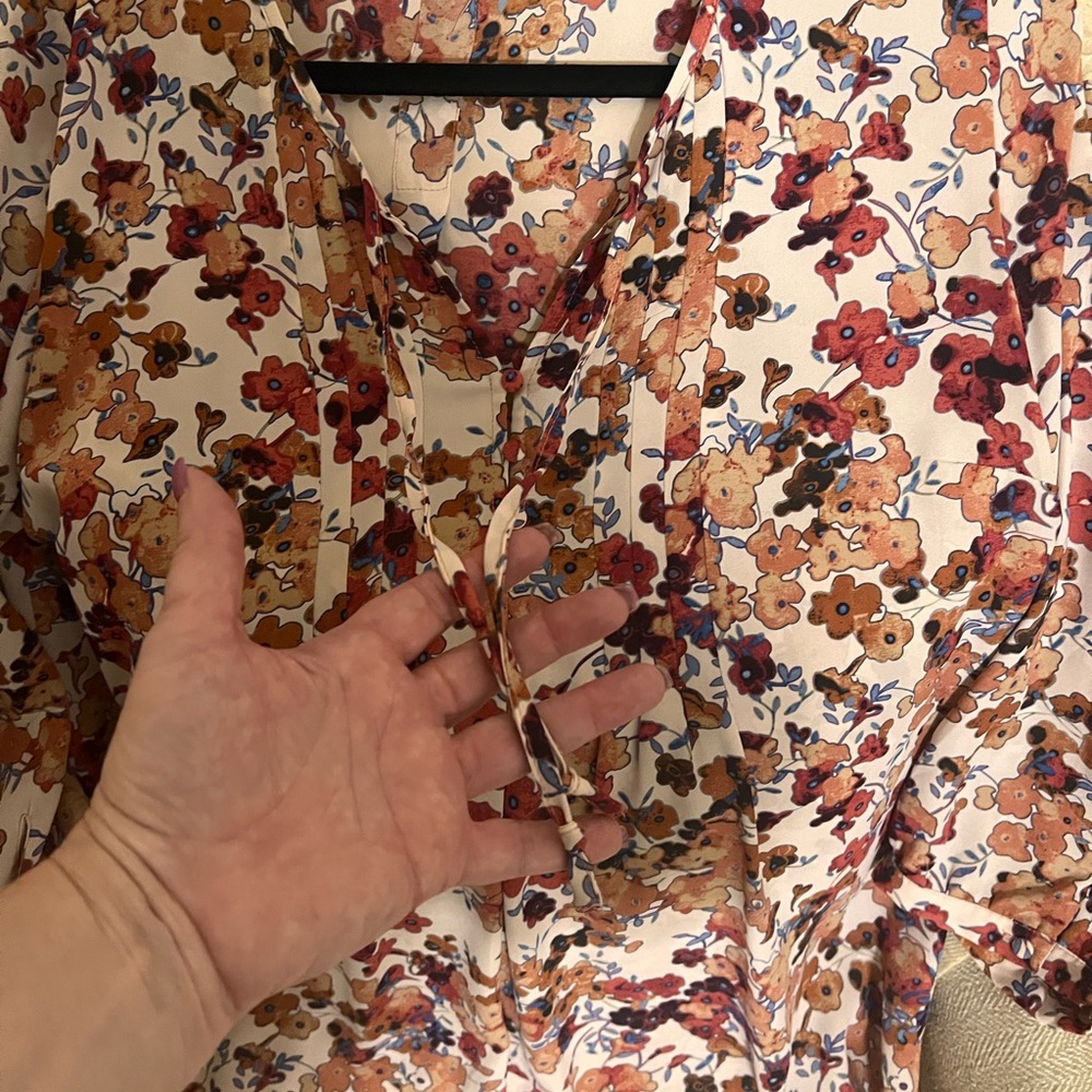 Perfect Fall blouse 🍁 - Picture 4 of 6